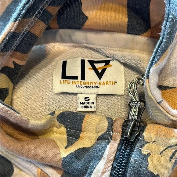 Floral Quarter-Zip Pullover - Picture 8 of 9